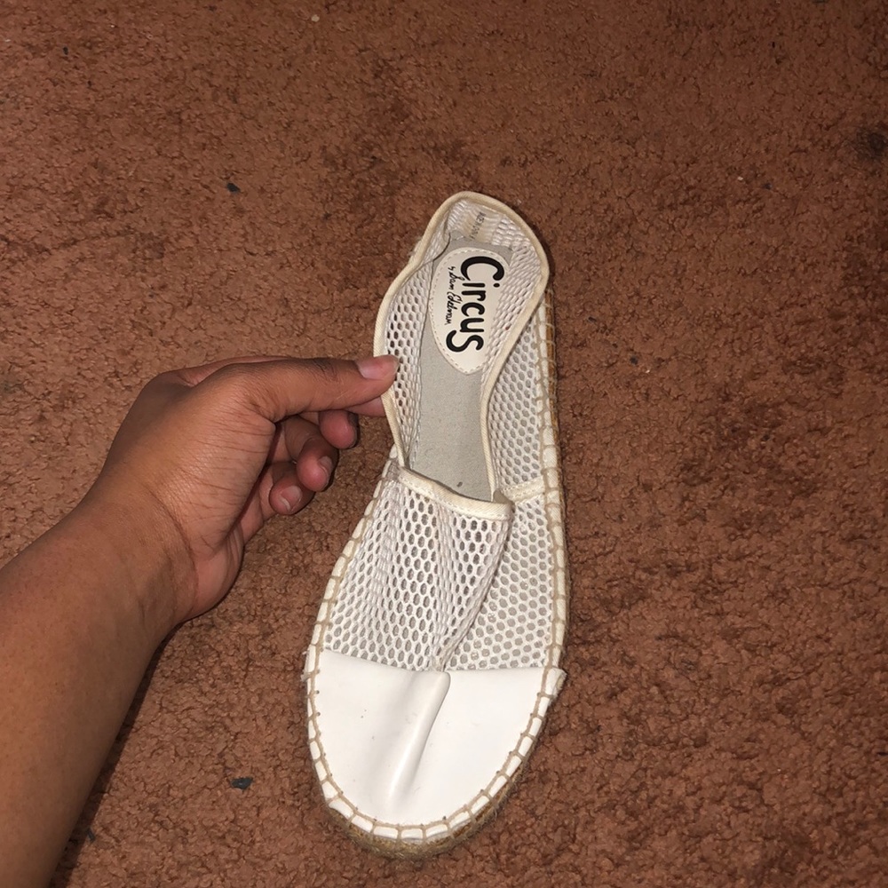Close toes flats